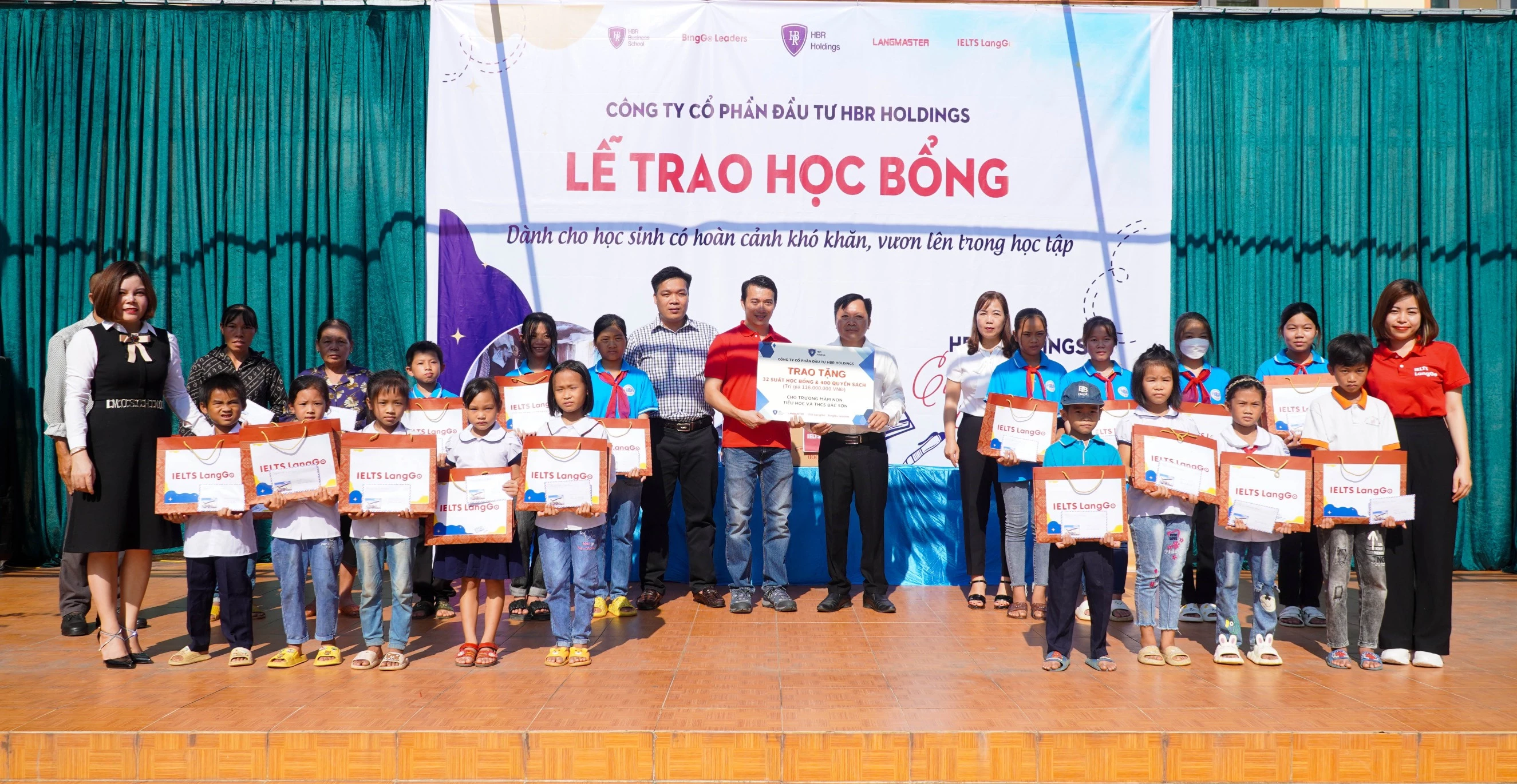 Hoạt động HBR Holdings: Hành trình từ thiện Hòa Bình 2022 - Cùng em tới trường
