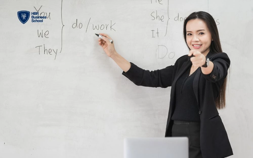 Khi có học sinh mới vào lớp và chưa tự tin nói tiếng Anh, bạn sẽ giúp đỡ thế nào?