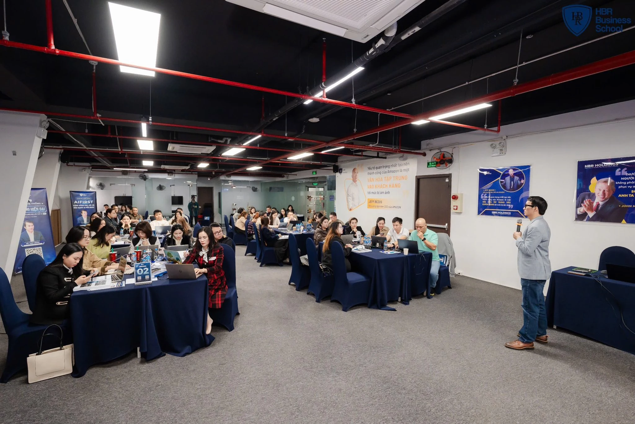 Chủ tịch Tony Dzung trực tiếp dẫn dắt quá trình chuyển đổi sang mô hình AI First Organization thông qua những chương trình đào tạo nội bộ bài bản và thực chiến.