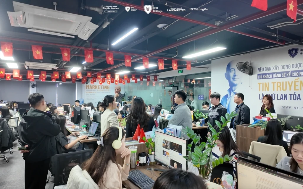 Hoạt động tham quan thực tế giúp sinh viên hình dung rõ nét về sự phối hợp chuyên nghiệp giữa các phòng ban trong hệ sinh thái