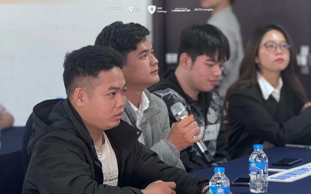 Sinh viên FPT tập trung lắng nghe những chia sẻ về lộ trình phát triển sự nghiệp và tiêu chuẩn nhân sự tại doanh nghiệp