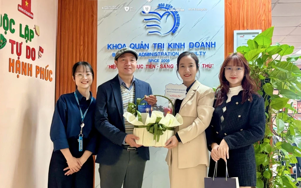 Đại diện HBR Holdings gửi lời tri ân chân thành tới Ban lãnh đạo Học viện Phụ Nữ trong không khí trang trọng ngày 20/11.