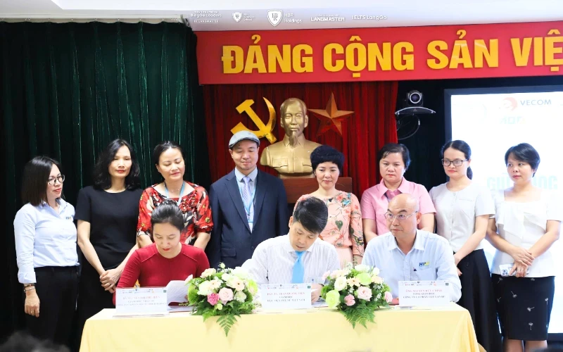 Đại diện ban lãnh đạo HBR Holdings và Học viện Phụ nữ Việt Nam thực hiện nghi thức ký kết thỏa thuận hợp tác chiến lược.