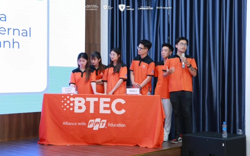 Các thí sinh tập trung trí tuệ để giải quyết những tình huống quản trị thực tế từ ban giám khảo.