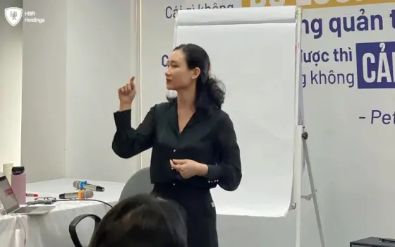 Diễn giả Ms. Khánh Ngân trao đổi về chủ đề tư vấn và nhận diện khách hàng.
