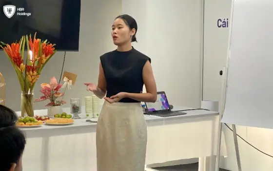 Diễn giả Ms. Thu Trang chia sẻ những kinh nghiệm thực tiễn về kỹ năng bán hàng.