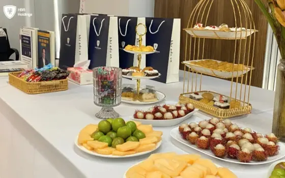 Không gian tea-break được chuẩn bị để kết nối và giao lưu giữa các thành viên sau chương trình.