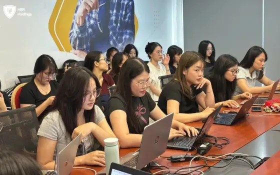 Các thành viên tập trung thực hành và hoàn thành những thử thách trong chương trình 