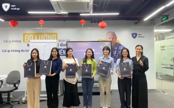 Các thành viên nhận phần quà giao lưu sau khi hoàn thành chương trình đào tạo 