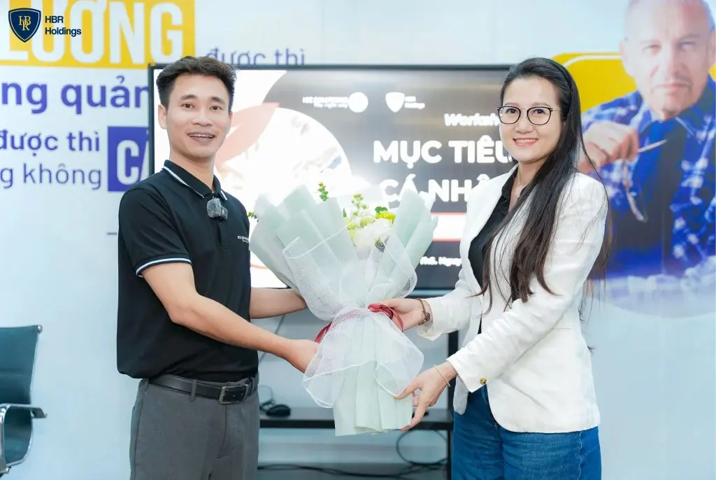 Đại diện HBR Holdings gửi hoa cảm ơn diễn giả Nguyễn Xuân Tình.
