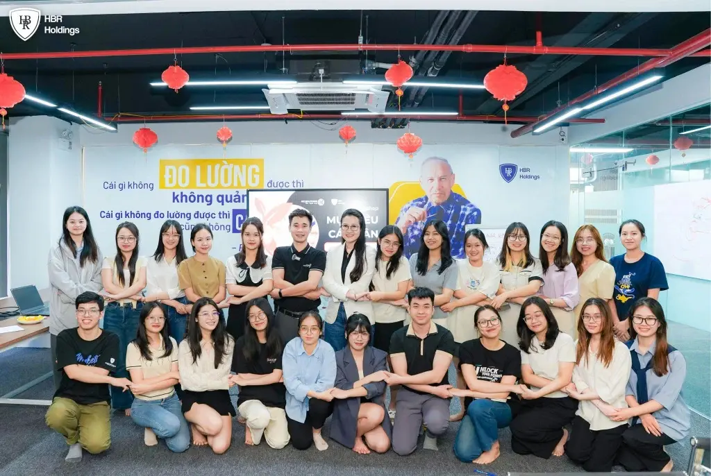 Diễn giả và đội ngũ HBR Holdings lưu lại khoảnh khắc sau workshop.