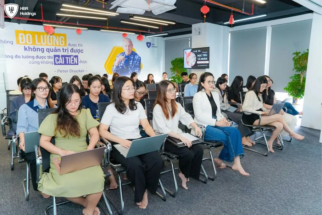 Các thành viên tập trung lắng nghe và ghi chép nội dung tại workshop.