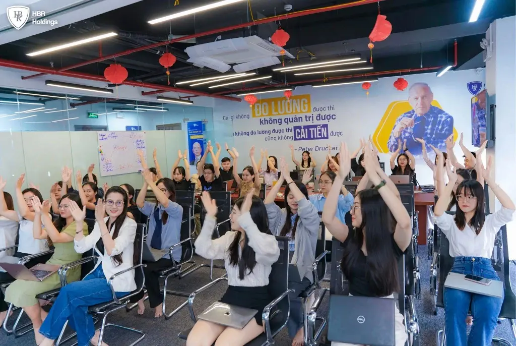 Không khí trao đổi và tương tác tích cực của đội ngũ HBR Holdings.