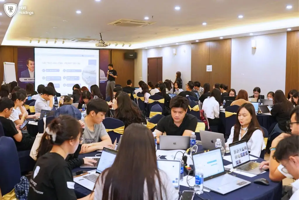Đội ngũ HBR Holdings thực hành ứng dụng AI theo từng nhóm.