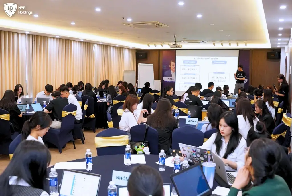Các thành viên trực tiếp sử dụng công cụ AI trong buổi đào tạo.