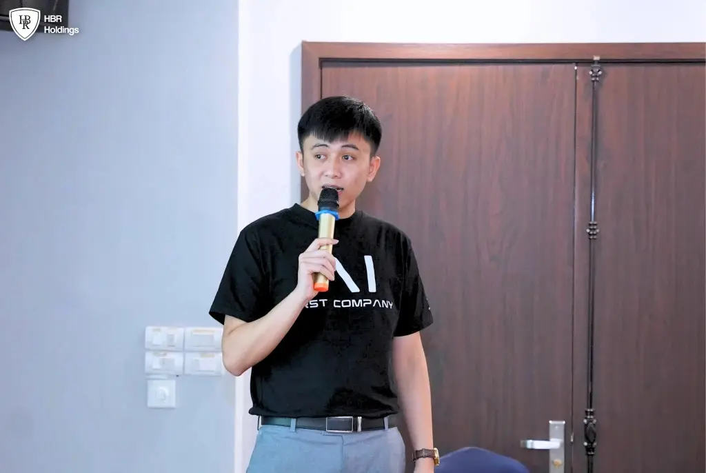 Mr. Nguyễn Hồng Quân chia sẻ kiến thức về ứng dụng AI trong công việc.