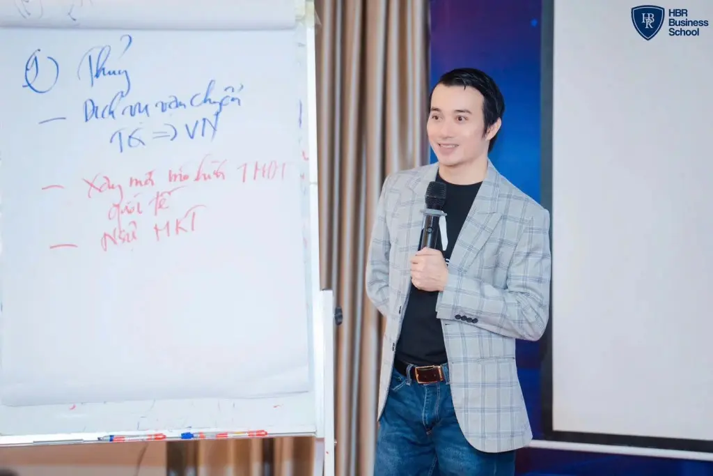 Mr. Tony Dzung trực tiếp hướng dẫn đội ngũ tại chương trình đào tạo.