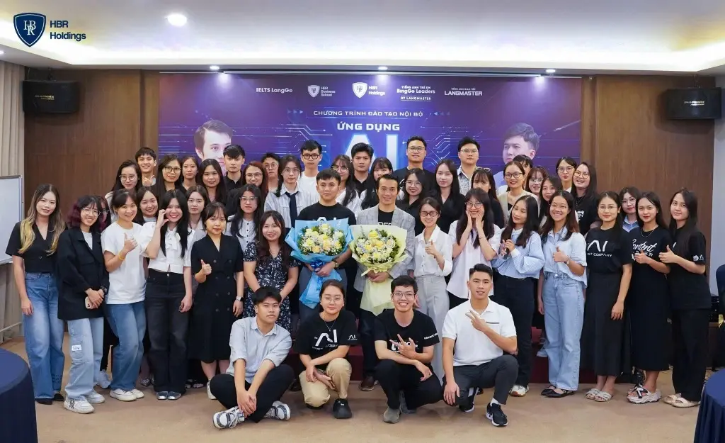 Đội ngũ HBR Holdings lưu lại khoảnh khắc sau chương trình đào tạo AI.